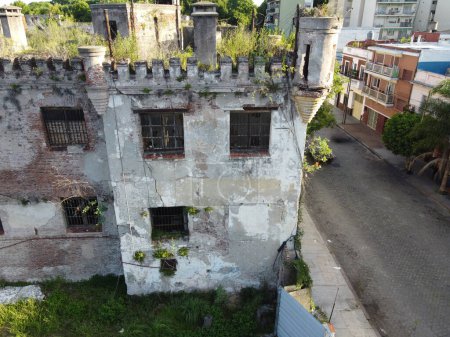 Foto de Torre de vigilancia abandonada de la Prisión de Caseros y vista de la calle en Parque Patricios - Imagen libre de derechos