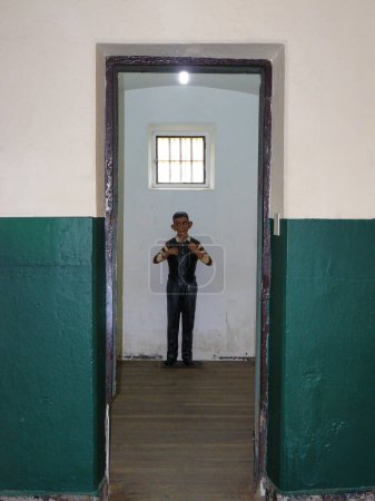 Téléchargez les photos : Statue de Petiso Orejudo dans la prison d'Ushuaia avec du fil dans les mains prêt à tuer - en image libre de droit