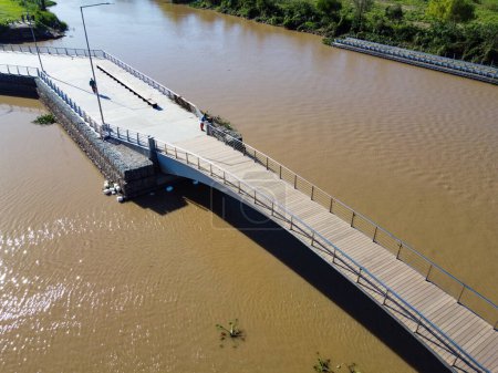 Holzbrücke über den Parana Fluss in San Nicolas de los Arroyos braunes Wasser