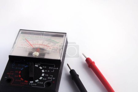 Téléchargez les photos : Des multimètres sont utilisés pour tester les circuits électriques, les batteries et d'autres appareils. gros plan multimètre isolé sur fond blanc. - en image libre de droit