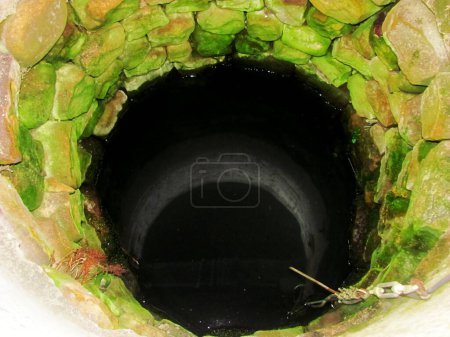 Grüner Stein mit klarem Trinkwasser gefüllt