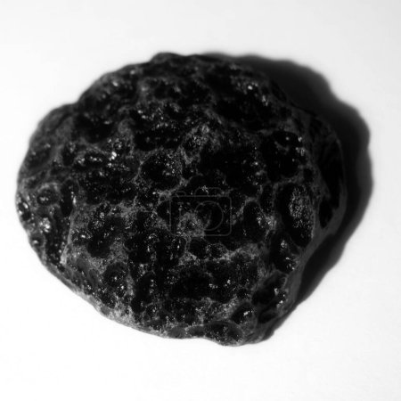 Le minéral noir le plus mystérieux et "sec" est la tektite