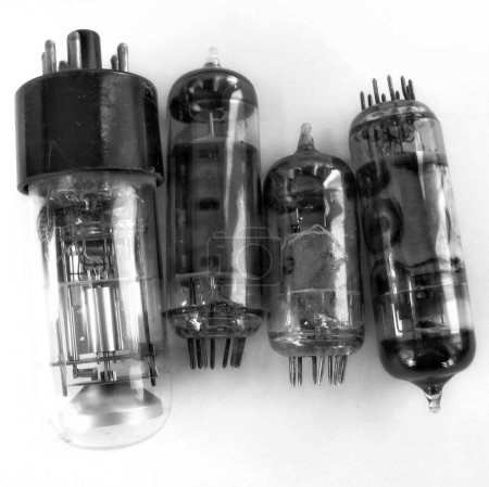 Téléchargez les photos : Quatre tubes radio vintage isolés sur fond blanc - en image libre de droit