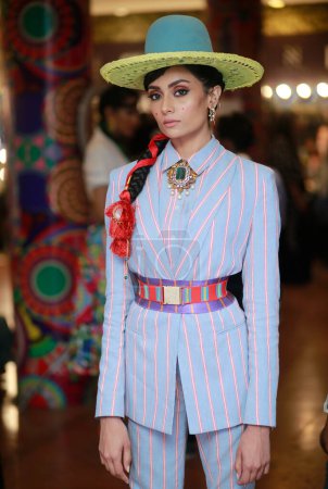 Téléchargez les photos : Modèle en coulisses posant dans les vêtements occidentaux à la mode à la Fashion Pakistan Week Festive d'hiver 21-22 Jour 2. Semaine de la mode à Karachi 15 octobre 2021 - en image libre de droit