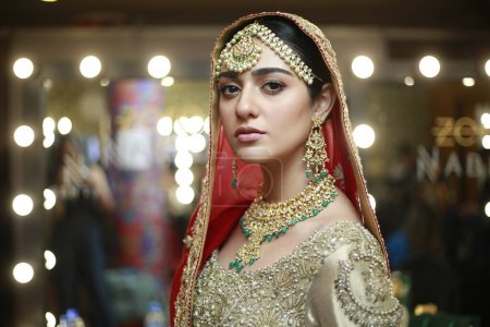 Téléchargez les photos : Modèle en coulisses posant dans la robe de mariée traditionnelle indienne pakistanaise à la Fashion Pakistan Week Festive d'hiver 21-22 Jour 2. Semaine de la mode à Karachi 15 octobre 2021 - en image libre de droit