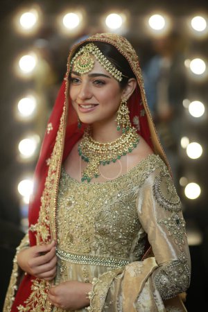 Foto de Modelo tras bastidores posando en vestido de novia pakistaní tradicional indio en Fashion Pakistan Week Winter Festive 21-22 Día 2. Semana de la moda en Karachi 15 octubre 2021 - Imagen libre de derechos