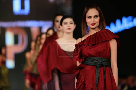 Téléchargez les photos : Modèles sur la piste présentant "La collection Sanam C" à la Fashion Pakistan Week Winter Festive 21-22. Semaine de la mode à Karachi 14 octobre 2021 - en image libre de droit