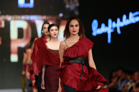 Téléchargez les photos : Modèles sur la piste présentant "La collection Sanam C" à la Fashion Pakistan Week Winter Festive 21-22. Semaine de la mode à Karachi 14 octobre 2021 - en image libre de droit
