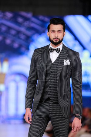 Téléchargez les photos : Promenade mannequin sur la piste présentant la collection du designer Emran Rajput à la Fashion Pakistan Week Winter Festive 21-22. Semaine de la mode à Karachi 14 octobre 2021 - en image libre de droit