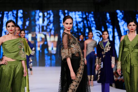 Foto de Modelos en la pasarela mostrando "la colección de Sanam C" en Fashion Pakistan Week Winter Festive 21-22. Semana de la moda en Karachi 14 octubre 2021 - Imagen libre de derechos