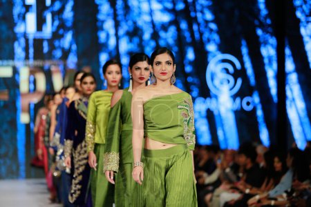 Foto de Modelos en la pasarela mostrando "la colección de Sanam C" en Fashion Pakistan Week Winter Festive 21-22. Semana de la moda en Karachi 14 octubre 2021 - Imagen libre de derechos