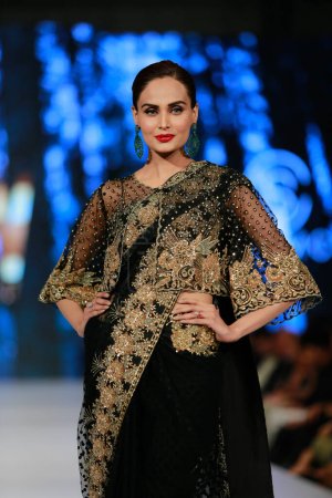 Foto de Modelo en la pasarela que muestra la colección de vestidos "en la Semana de la Moda Pakistán Invierno festivo 21-22 Día 2. Semana de la moda en Karachi 15 octubre 2021 - Imagen libre de derechos