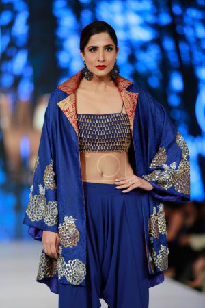 Téléchargez les photos : Le mannequin se promène sur la piste en présentant "Sanam C's Collection" à la Fashion Pakistan Week Winter Festive 21-22. Semaine de la mode à Karachi 14 octobre 2021 - en image libre de droit