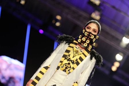 Téléchargez les photos : Modèle sur la piste présentant la collection de robe "à Fashion Pakistan Week Winter Festive 21-22 Jour 2. Semaine de la mode à Karachi 15 octobre 2021 - en image libre de droit