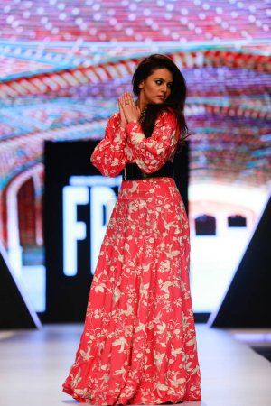 Téléchargez les photos : Modèle sur la piste présentant la collection de robe "à Fashion Pakistan Week Winter Festive 21-22 Jour 2. Semaine de la mode à Karachi 15 octobre 2021 - en image libre de droit