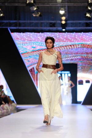Téléchargez les photos : Modèles sur la piste présentant la collection de robe "à Fashion Pakistan Week Winter Festive 21-22 Jour 2. Semaine de la mode à Karachi 15 octobre 2021 - en image libre de droit