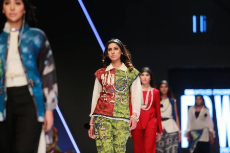 Téléchargez les photos : Modèles sur la piste présentant la collection de robe "à Fashion Pakistan Week Winter Festive 21-22 Jour 2. Semaine de la mode à Karachi 15 octobre 2021 - en image libre de droit