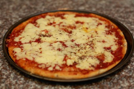 Foto de Pizza con queso y salsa de tomate - Imagen libre de derechos