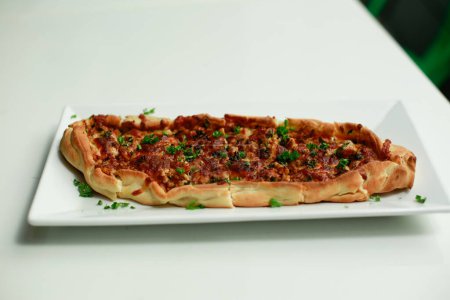 Téléchargez les photos : Cuisine traditionnelle turque. Pizza, pita, houmous et kebab. - en image libre de droit
