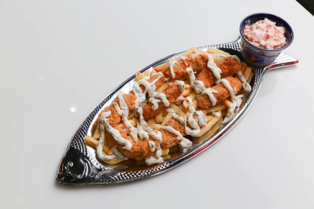 Téléchargez les photos : Fish and Chips sur un plateau en forme de poisson - en image libre de droit