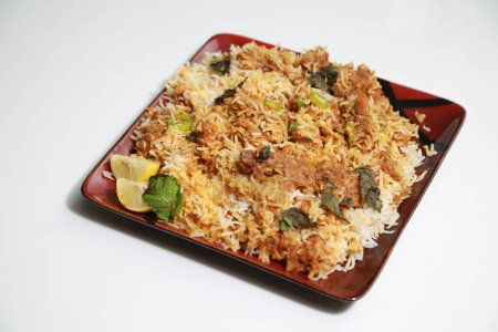 Indisch-pakistanische Küche, Beef Biryani. Isoliert auf weißer Oberfläche.