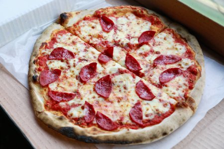 Téléchargez les photos : Fraîchement fait délicieuse croûte mince Pe Pizza. Mise au point sélective et un peu de profondeur de champ - en image libre de droit
