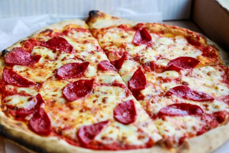 Téléchargez les photos : Fraîchement fait délicieuse croûte mince Pe Pizza. Mise au point sélective et un peu de profondeur de champ - en image libre de droit