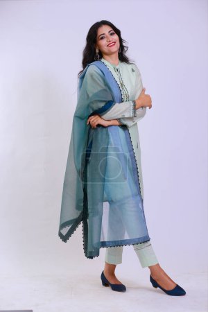 Foto de Hermosa mujer paquistaní en bordado tradicional shalwar kameez vestido con dupatta. "Concepto de moda Desi - Imagen libre de derechos