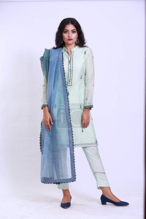 Foto de Hermosa mujer paquistaní en bordado tradicional shalwar kameez vestido con dupatta. "Concepto de moda Desi - Imagen libre de derechos