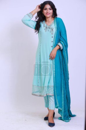Foto de Hermosa mujer paquistaní en bordado tradicional shalwar kameez vestido con dupatta. "Desi Fashion Concep - Imagen libre de derechos