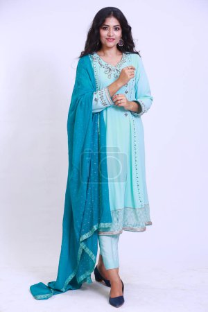 Foto de Hermosa mujer paquistaní en bordado tradicional shalwar kameez vestido con dupatta. "Desi Fashion Concep - Imagen libre de derechos