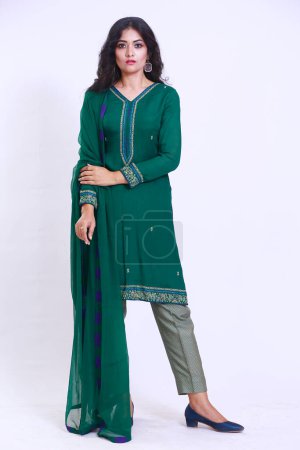 Foto de Hermosa mujer paquistaní en verde bordado tradicional shalwar kameez vestido con dupatta. Concepto de moda - Imagen libre de derechos