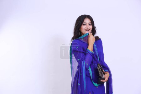 Foto de Hermosa mujer paquistaní en azul tradicional bordado shalwar kameez vestido. Concepto de moda - Imagen libre de derechos