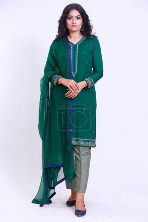 Foto de Hermosa mujer paquistaní en verde bordado tradicional shalwar kameez vestido con dupatta. Concepto de moda - Imagen libre de derechos
