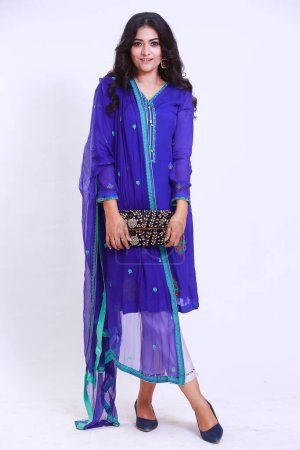 Foto de Hermosa mujer paquistaní en azul tradicional bordado shalwar kameez vestido. Concepto de moda - Imagen libre de derechos