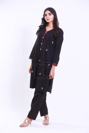 Foto de Mujer paquistaní en bordado tradicional vestido de kameez shalwar negro. Concepto de moda - Imagen libre de derechos