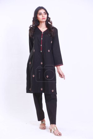 Foto de Mujer paquistaní en bordado tradicional vestido de kameez shalwar negro. Concepto de moda - Imagen libre de derechos
