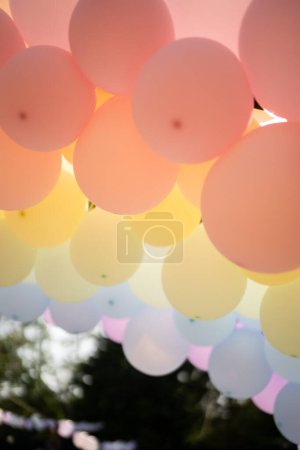 Foto de Decoración de globos exteriores. Enfoque selectivo - Imagen libre de derechos