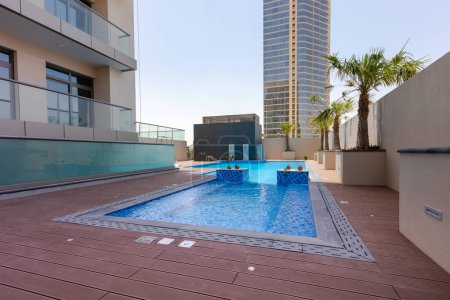 Téléchargez les photos : Dubaï, Émirats arabes unis 15 / 02 / 2020 : piscine moderne de luxe - en image libre de droit