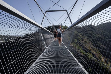 Foto de 2 de julio de 2023, Caminando por el puente colgante 516 en AroucaGeoPark, Arouca, Portugal. - Imagen libre de derechos