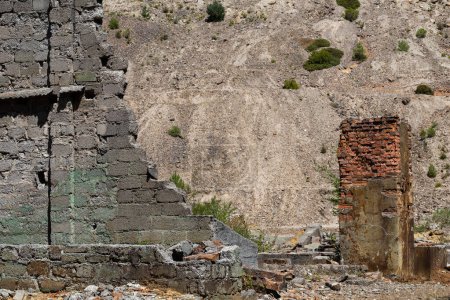 Foto de Abandonado por el hombre las minas de Borralha fue una vez un lugar de fuerte exploración minera, Montalegre, Portugal. - Imagen libre de derechos