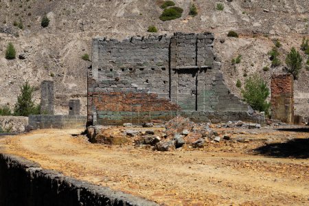Foto de Abandonado por el hombre las minas de Borralha fue una vez un lugar de fuerte exploración minera, Montalegre, Portugal. - Imagen libre de derechos