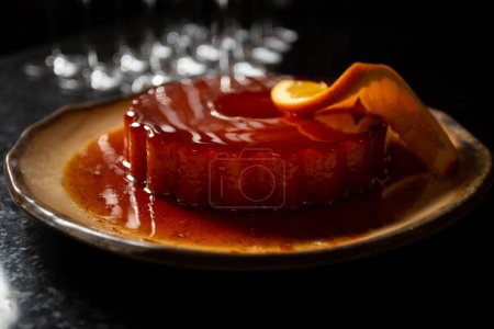 Téléchargez les photos : Pudding fait maison, le "Pudim Abade Priscos" est un dessert portugais typique. - en image libre de droit