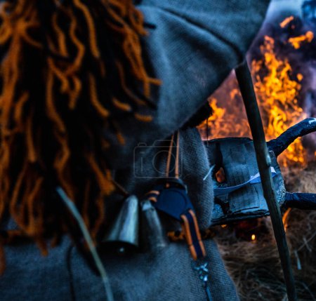 Maskierte Menschen springen über das Lagerfeuer in einer uralten Tradition des Karnevals in Vila Boa de Ousilhao, Braganca, Portugal.