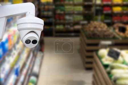 Téléchargez les photos : Système de vidéosurveillance CCTV dans un centre commercial arrière-plan flou supermarché. - en image libre de droit