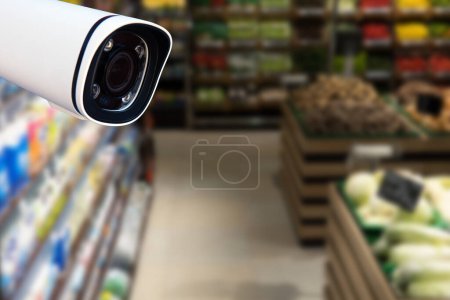 Téléchargez les photos : CCTV système de caméra de sécurité dans le centre commercial fond flou supermarché., Fond abstrait avec les gens flous et le centre commercial - en image libre de droit