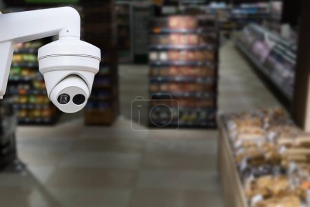 Téléchargez les photos : Sécurité du système de vidéosurveillance et fond flou et déconcentré de l'intérieur des supermarchés. - en image libre de droit