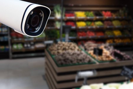 Téléchargez les photos : CCTV système de caméra de sécurité dans le centre commercial fond flou supermarché. - en image libre de droit