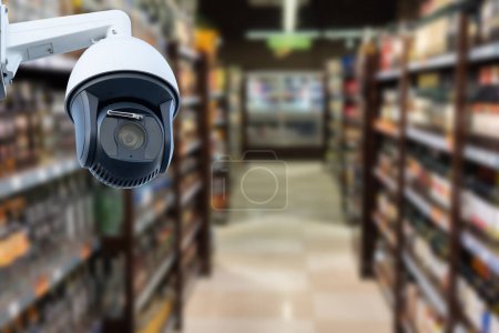 Téléchargez les photos : CCTV système de caméra de sécurité dans le centre commercial fond flou supermarché., Fond abstrait avec les gens flous et le centre commercial - en image libre de droit