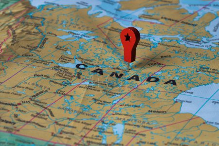 Téléchargez les photos : Épinglette rouge, pointez sur la carte du Canada. Concept voyage arrière-plan - en image libre de droit